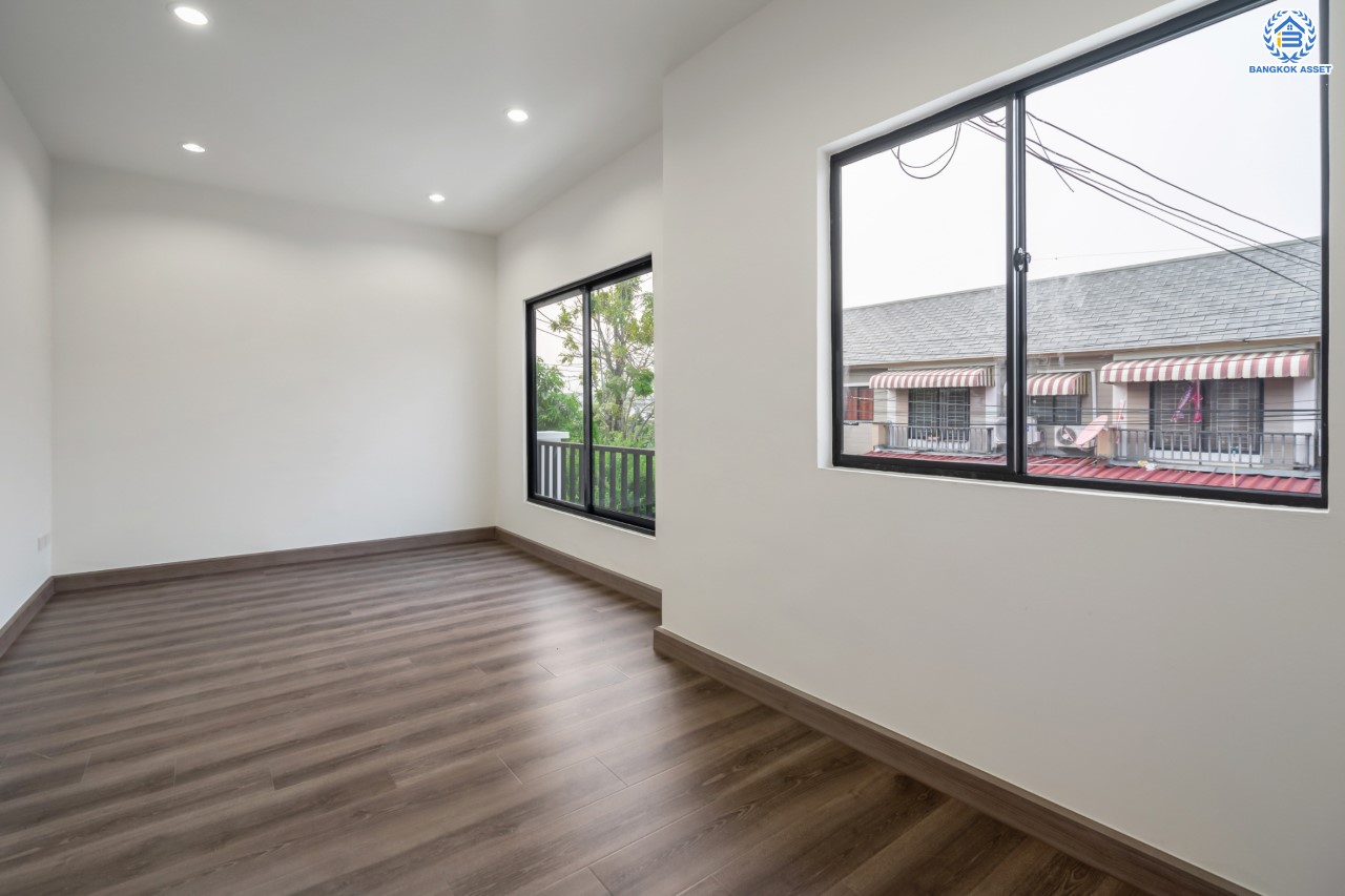 ทาวน์เฮ้าส์มือสอง ย่านนนทบุรี  ม.พฤกษา54 วงแหวน-คลองถนน บ้านพร้อมอยู่สไตล์โมเดิร์น ฟังก์ชัน 3 ห้องนอน 2 ห้องน้ำ จอดรถได้ 1 คัน เนื้อที่ 17.6 ตร.ว. บนทำเลศักยภาพ เชื่อมต่อถนนกาญจนาฯ ใกล้เซ็นทรัลเวสต์เกต รถไฟฟ้าสายสีม่วง "สถานีตลาดบางใหญ่" และ ทางด่วน "ศรีรัช"